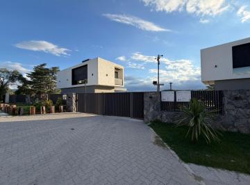Casa · 157m² · 5 Ambientes · 2 Cocheras · Venta Casa Housing/ Barrio Privado con Seguridad 2 y 3 Dorm.