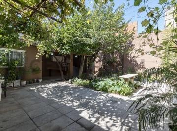 Casa · 116m² · 3 Ambientes · 1 Cochera · Apto Permuta - Venta Casa Lote Propio con Jardin y Cochera - Flores