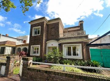Casa · 167m² · 5 Ambientes · 1 Cochera · Venta - Casa de 3 Dorm. con Jardin y Cochera - Alberdi