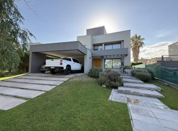 Casa · 438m² · 6 Dormitorios · 2 Cocheras · Casa en Chacras de Coria
