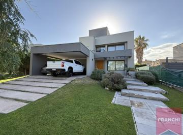 Casa · 438m² · 6 Dormitorios · 2 Cocheras · Casa en Chacras de Coria