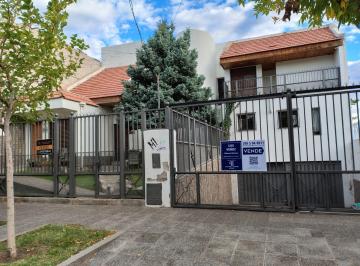 Casa · 383m² · 7 Ambientes · 1 Cochera · Casa con Pileta