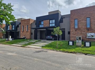 Casa · 125m² · 5 Ambientes · 1 Cochera · Duplex en Venta | B° Cerrado | 180 m² Totales | Pileta