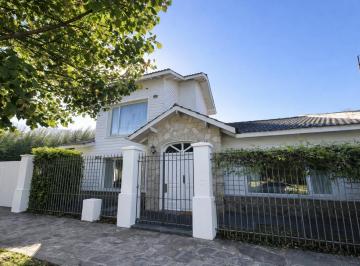 Casa · 170m² · 4 Ambientes · 2 Cocheras · Casa de Cuatro Ambientes con Quincho