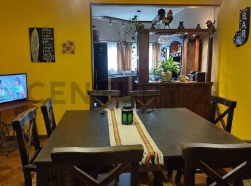 Casa · 230m² · 5 Ambientes · 1 Cochera · Oportunidad. Hermosa Casa Barrio 20 de Junio 230 m