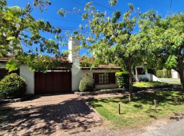 Casa de 7 ambientes, La Plata · Alquiler! Gonnet Entre Caminos, 3 Dorm. con Parque Piscina y Quincho