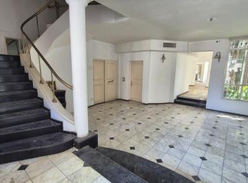 Casa · 618m² · 8 Ambientes · 3 Cocheras · Casa Abasto en Dos Plantas con Pileta y Quincho