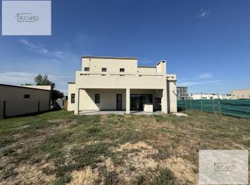 Casa · 580m² · 4 Ambientes · 3 Cocheras · Casas Desarrollada en Dos Plantas, a Estrenar