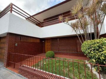 Casa · 214m² · 5 Ambientes · 2 Cocheras · Hermosa Casa de Categoría Desarrollada en Dos Plantas en Bernal - Excelente Calidad Constructiva