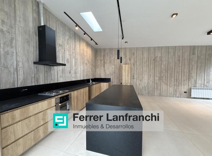 Casa · 180m² · 8 Ambientes · 2 Cocheras
