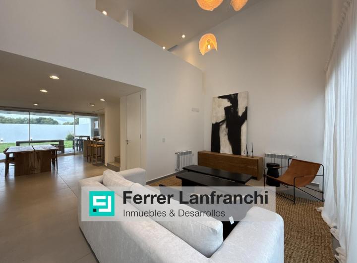 Casa · 200m² · 10 Ambientes · 1 Cochera