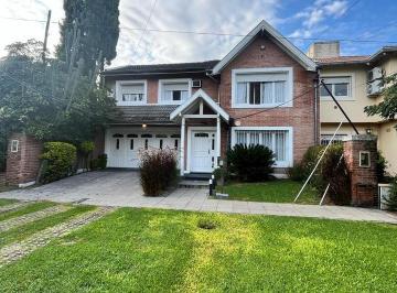 Casa · 1m² · 6 Ambientes · 3 Cocheras · Hermoso Chalet en Dos Plantas en Inmejorable Ubicación!