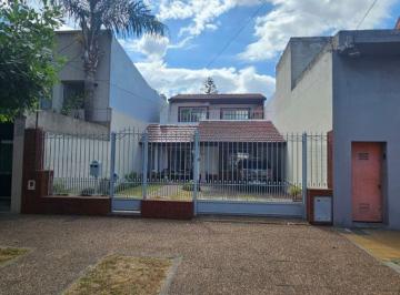 Casa · 1m² · 6 Ambientes · 3 Cocheras · Casa de Mas de 5 Amb. en Excelente Ubicacion de Banfield