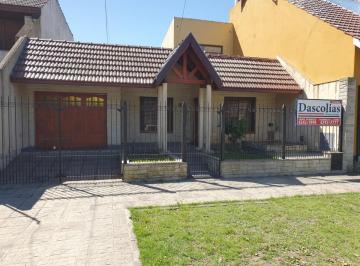 Casa · 1m² · 4 Ambientes · 1 Cochera · Casa con Cochera Muy Buen Estado