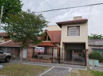 Casa · 1ha · 4 Ambientes · 1 Cochera · Retasada - Venta Urgente! 2 Chalets Sobre Amplio Lote