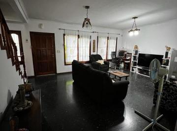 Casa · 1m² · 4 Ambientes · 1 Cochera · Hermoso Chalet en Dos Plantas!