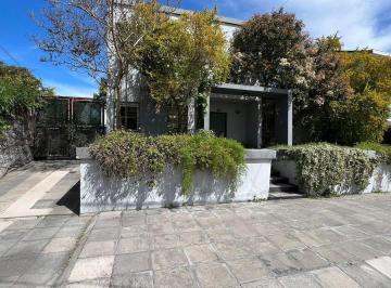 Casa · 1ha · 5 Ambientes · 2 Cocheras · Muy Linda Casa con Fondo!