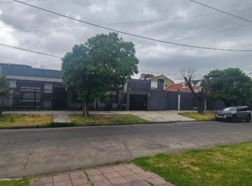 Casa · 160m² · 5 Ambientes · 3 Cocheras · Casa en Banfield con Quincho y Pileta