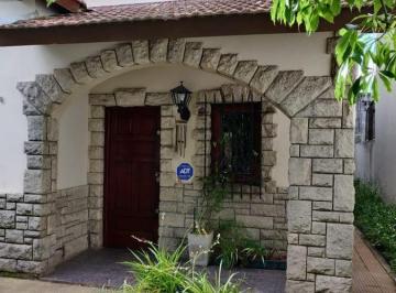 Casa · 1m² · 4 Ambientes · 1 Cochera · Muy Linda Casa en Muy Buena Ubicación! Ideal 2 Familias!