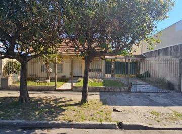 Casa · 1m² · 4 Ambientes · 1 Cochera · Casa de 4 Ambientes con Fondo Libre y Cochera!