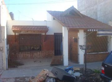 Casa · 1m² · 3 Ambientes · 1 Cochera · Casa Al Frente