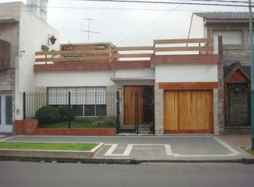 Casa · 1m² · 4 Ambientes · 1 Cochera · Casa de 4 Amb. C/cochera Excelente Ubicación!