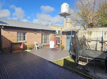 Casa · 1m² · 3 Ambientes · 2 Cocheras · Excelente Casa con Garage, Fondo y Quincho en Excelente Ubicacion de Banfield