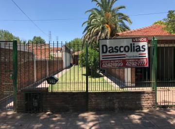 Casa · 1m² · 3 Ambientes · 2 Cocheras · Casa Sobre Gran Lote en Excelente Ubicacion! Zona Residencial!