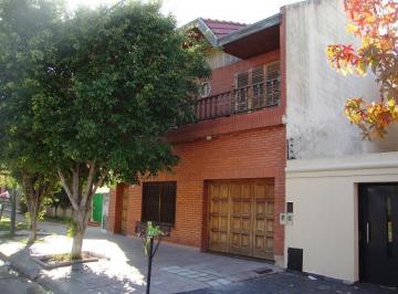 Casa · 1m² · 5 Ambientes · 1 Cochera · Chalet en 2 Plantas