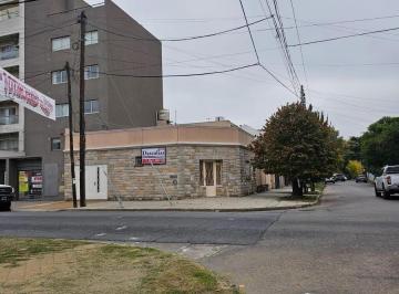 Local comercial · 1m² · 3 Ambientes · Casa Sobre Esquina con Local en Lanus!