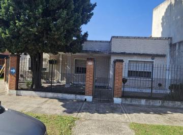 Casa · 1m² · 4 Ambientes · 1 Cochera · PH Sobre Esquina en R. de Escalada