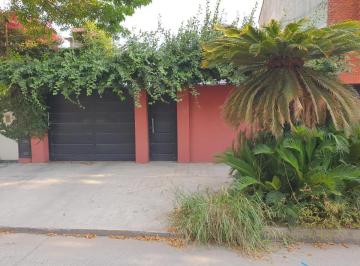 Casa · 1m² · 3 Ambientes · 2 Cocheras · Casa C/entrada de Autos y Fondo