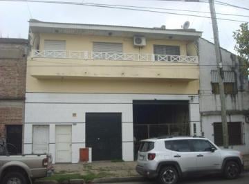 Casa · 1m² · 5 Ambientes · 1 Cochera · Chalet con Galpón