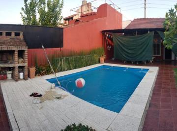 Casa · 1m² · 4 Ambientes · 1 Cochera · Casa con Fondo y Piscina!