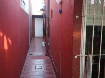 Casa · 1m² · 4 Ambientes · Casa con Fondo y Piscina!