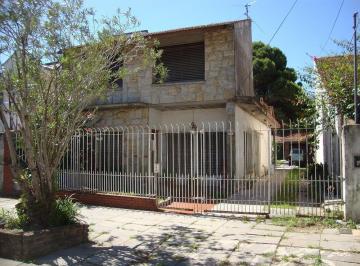 Casa · 1m² · 3 Ambientes · 1 Cochera · Chalet 3 Amb. C/fondo