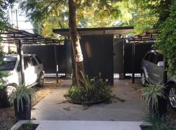 Casa · 253m² · 5 Ambientes · 2 Cocheras · Excelente Casa en Muy Buena Ubicación!