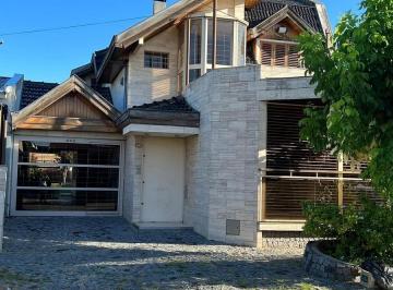 Casa · 1m² · 3 Ambientes · 2 Cocheras · Hermosa Casa con Gran Lote en Muy Buena Ubicación!