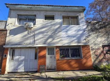 Casa · 1m² · 4 Ambientes · 1 Cochera · Casa en 2 Plantas con Propiedad a Demoler Sobre Esquina