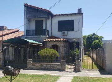 Casa · 1m² · 5 Ambientes · 2 Cocheras · Casa Excelente Ubicación!