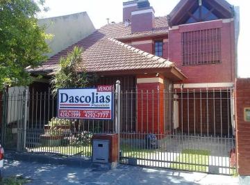 Casa · 1m² · 5 Ambientes · 1 Cochera · Chalet con Fondo