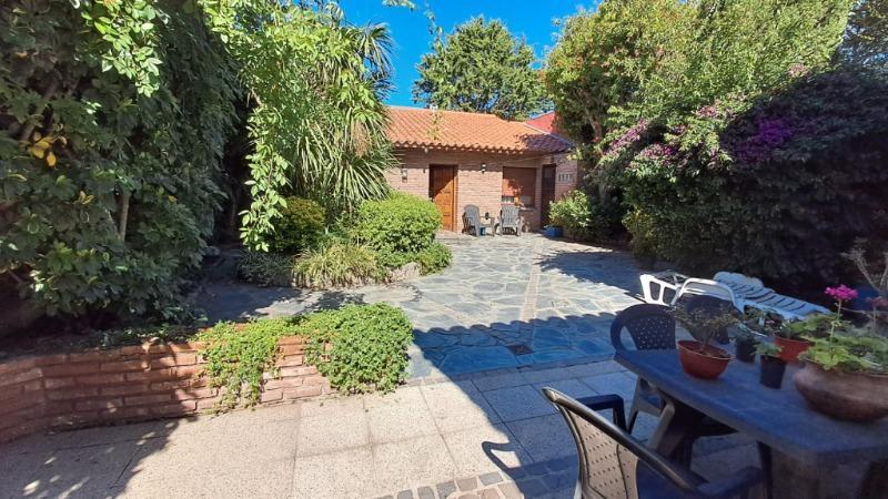 Chalet 4 ambientes + playroom con parque Y quincho – parque luro