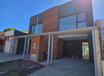 Casa · 74m² · 3 Ambientes · 1 Cochera · Hermosos Duplex a Estrenar de 3 Ambientes con Cochera y Patio