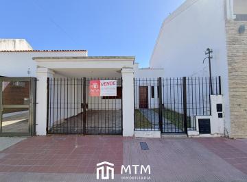 Casa · 79m² · 2 Dormitorios · 1 Cochera · Casa en Venta Rosario, Alberdi.