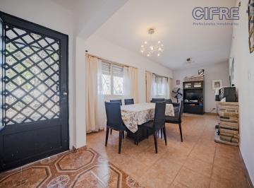 Casa · 73m² · 4 Ambientes · PH de 4 Ambientes, 2 Baños y Terraza de Toda La Superficie.