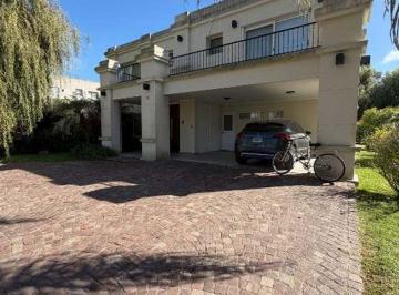 Casa de 5 ambientes, Berazategui · Casa en Venta en Abril Club de Campo – Calidad Premium, Parque y Piscina