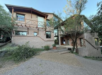 Casa de 8 ambientes, Mendiolaza · Oportunidad Casa Serrana con Carácter y Privacidad, Gran Lote, Pileta y Vistas.