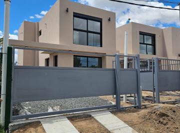 Casa · 223m² · 4 Ambientes · 1 Cochera · Venta Casa en San José de Carrasco Tres Dorm. Dos Baños