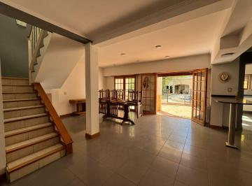 Casa · 300m² · 11 Ambientes · 2 Cocheras · Casa en Área Centro Oeste