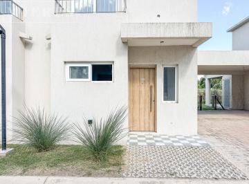 Casa · 100m² · 3 Ambientes · 1 Cochera · Casa en Venta en Chic Village